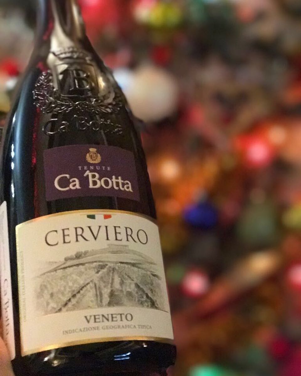 Wishing you a very happy New Year! Celebrate the day with your loved ones and ring in the New Year with lots of joy from Ca’Botta ?
Tantissimi auguri di Buon Anno! Che sia un’annata stupenda! Cin-Cin